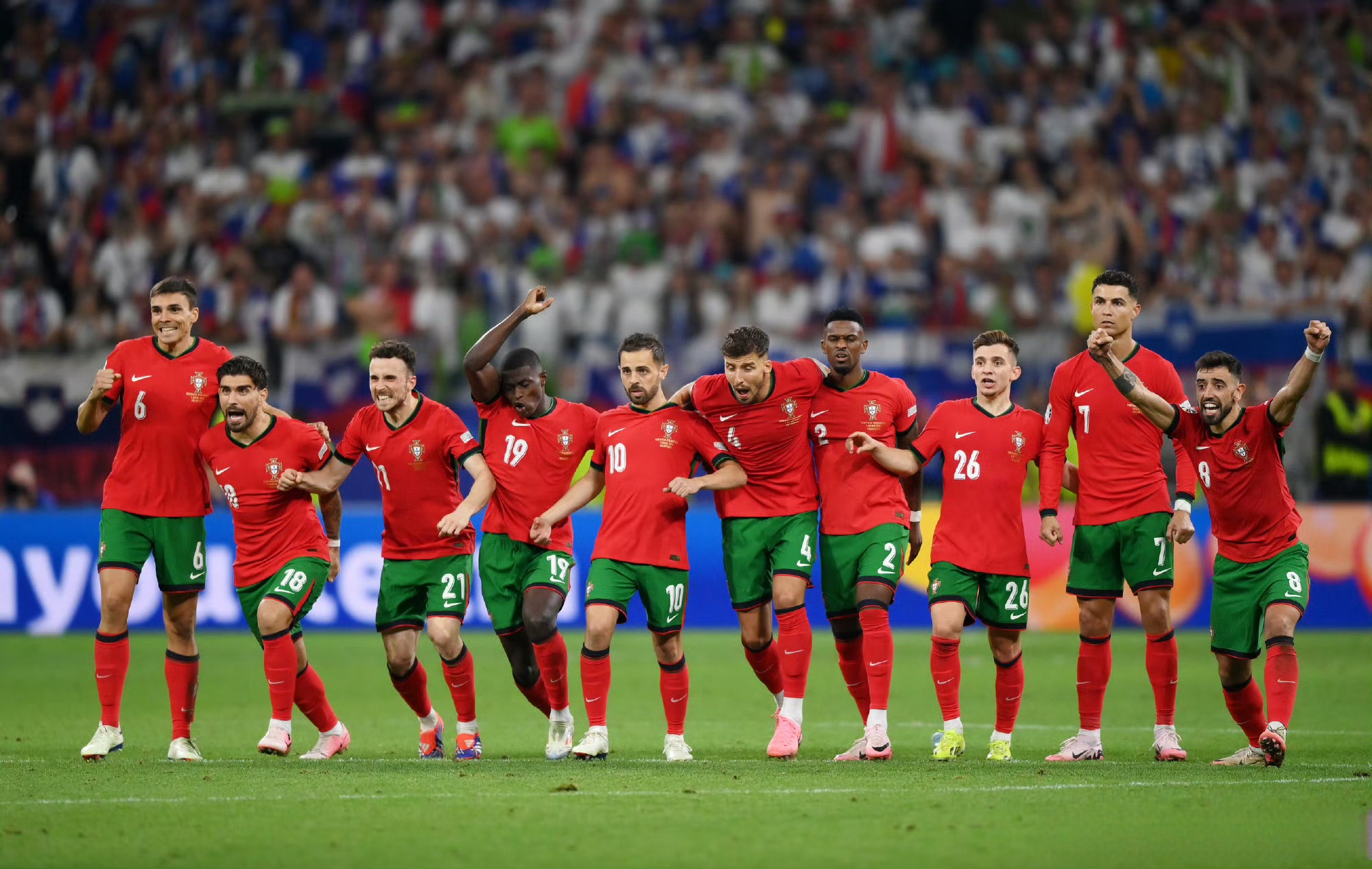 包含斯洛文尼亚国家队在场上尽显风采的词条