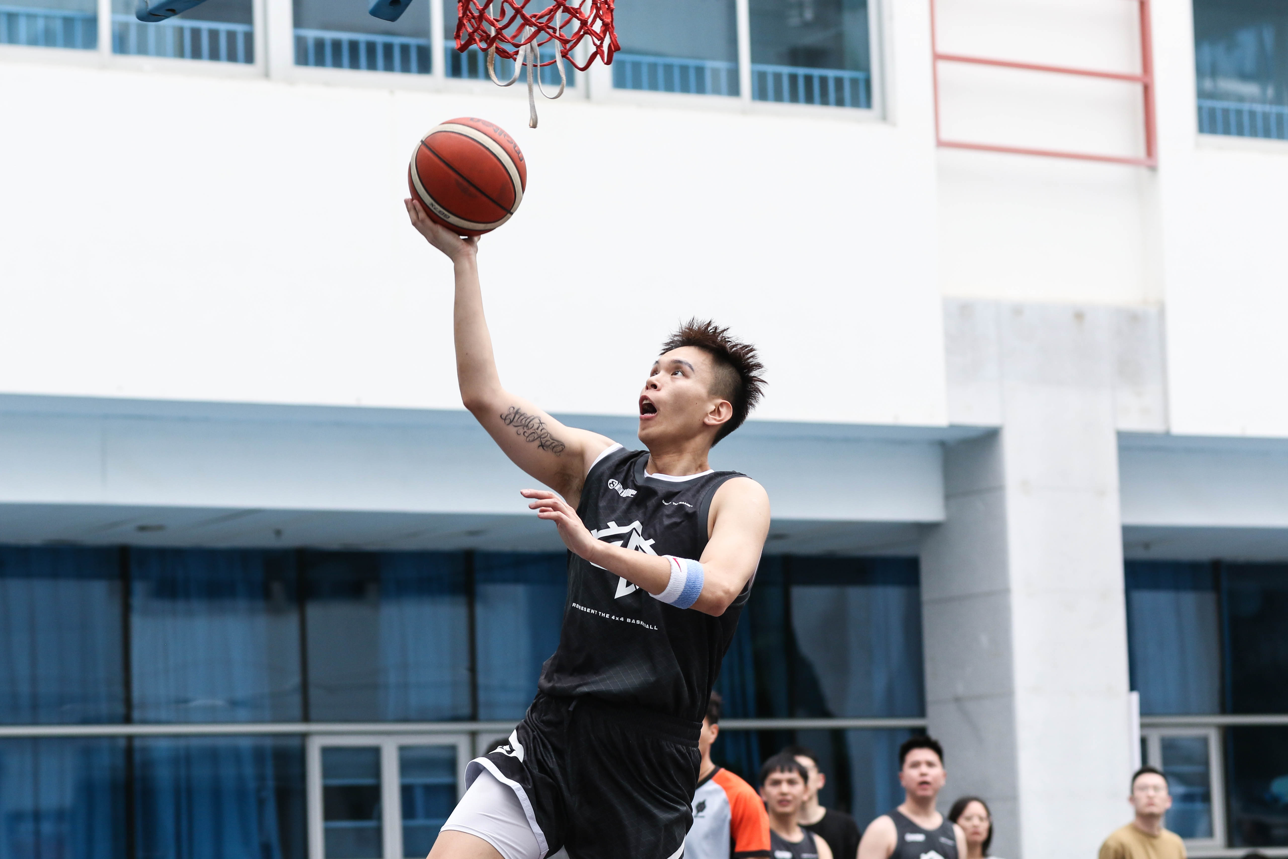 球迷为篮球赛事疯狂打call的简单介绍 球迷为篮球赛事疯狂打call的简单介绍