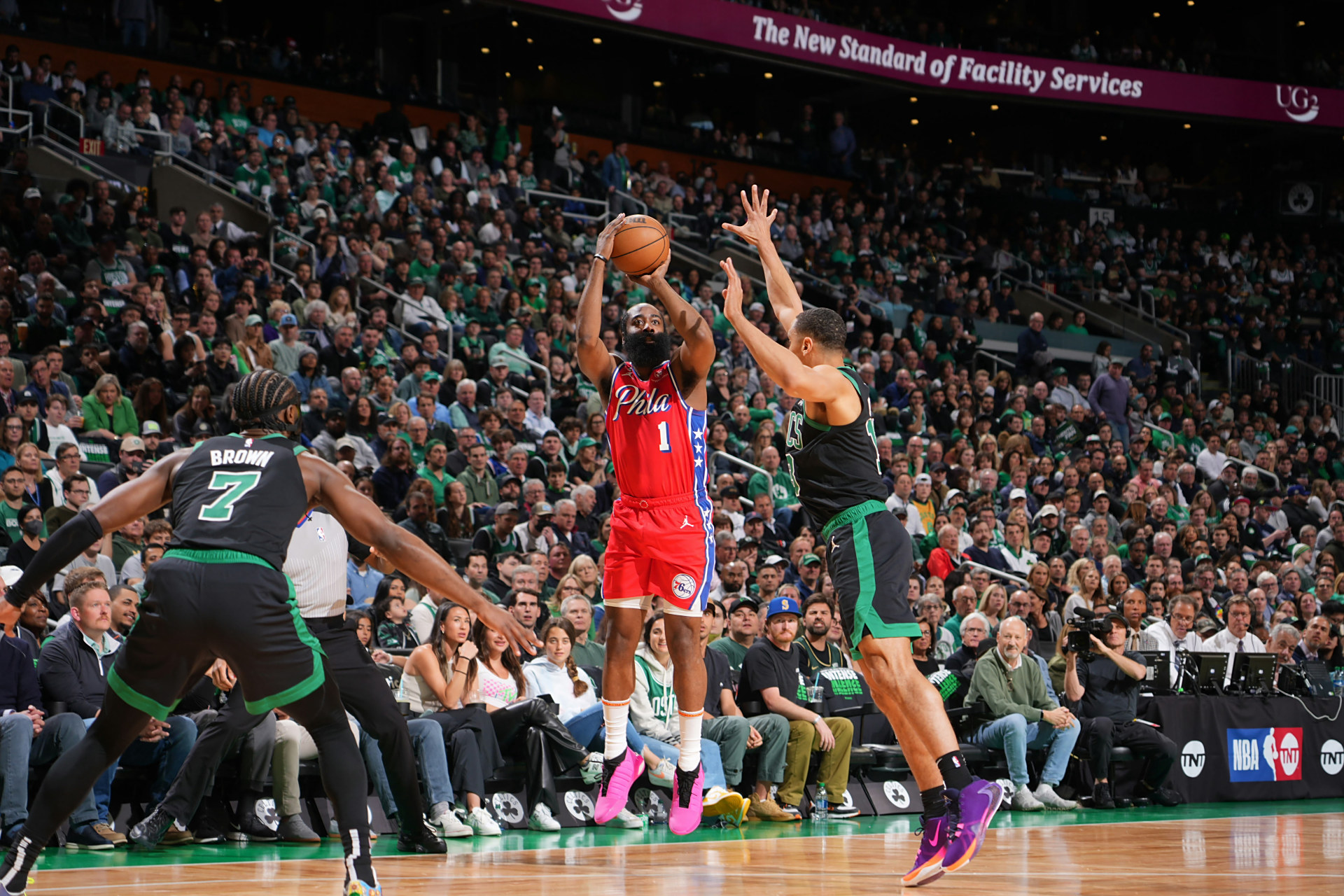 开云体育在线-包含步行者客场击败凯尔特人,迈尔斯-特纳强势发威的词条