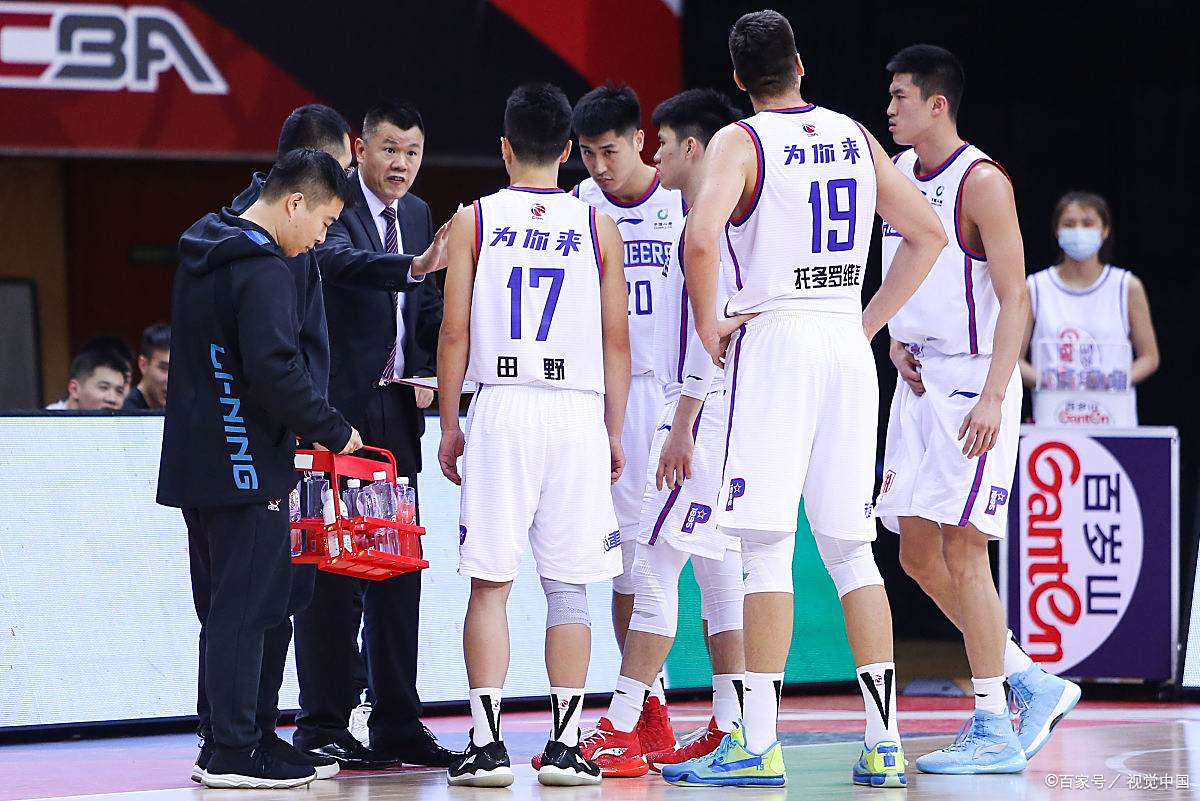 球队主教练带领球员备战决赛,全力以赴的简单介绍 球队主教练带领球员备战决赛,全力以赴的简单介绍