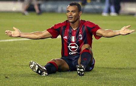 AC米兰球迷抗议裁判判罚，引发整个联赛讨论的简单介绍