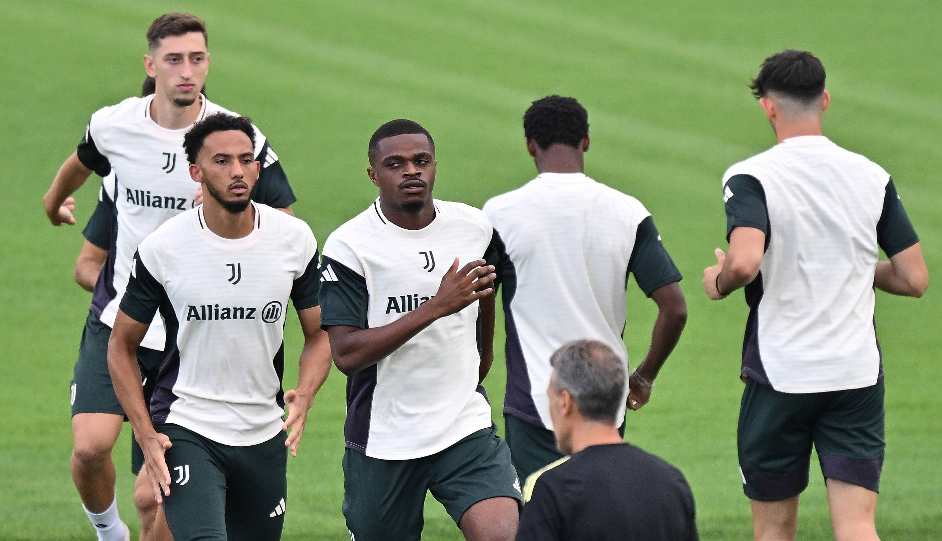 尤文图斯队员集体训练,备战强敌挑战 尤文图斯队员集体训练,备战强敌挑战