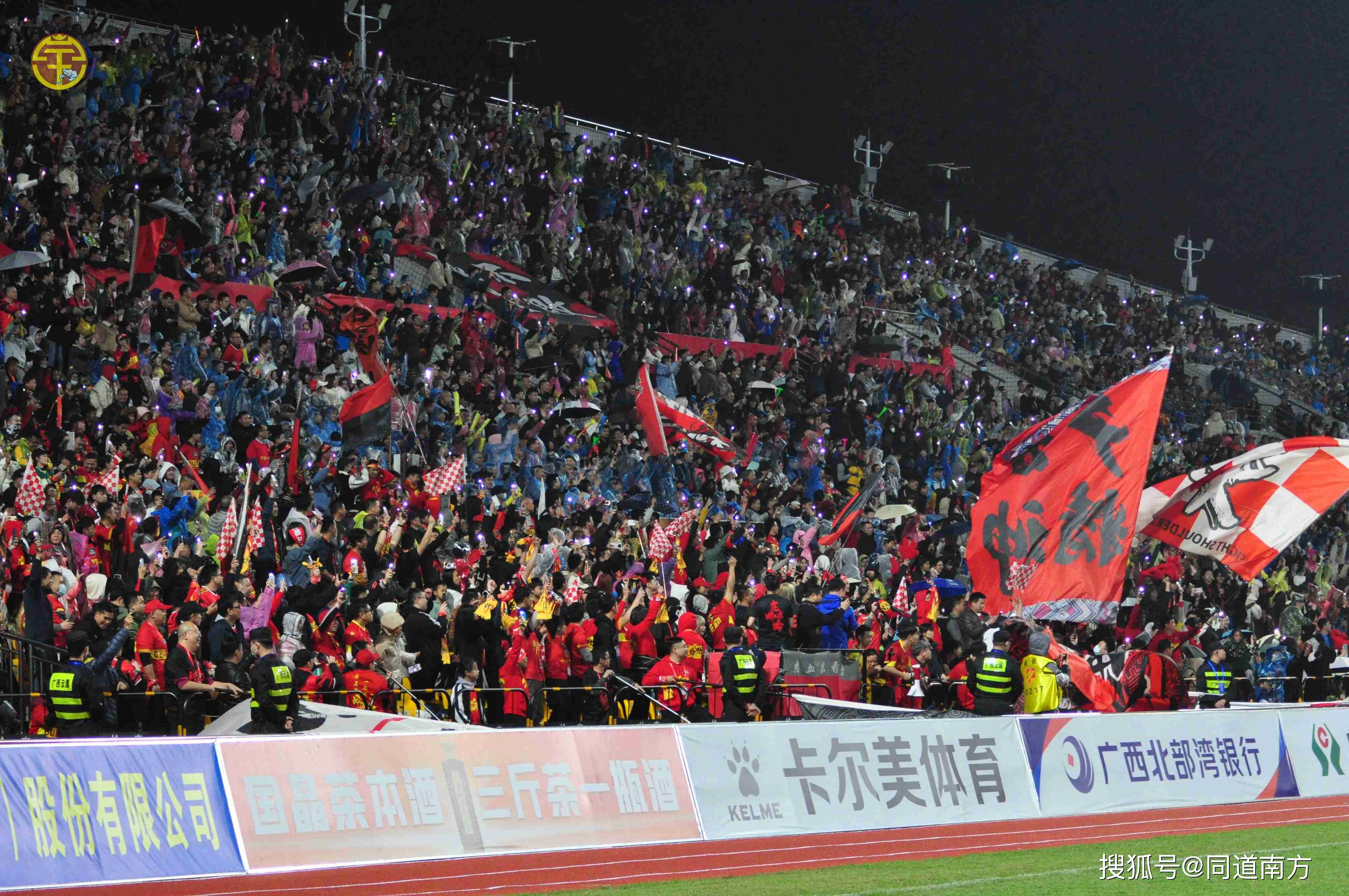 开云平台-球场上精彩比赛激起观众情绪,引发热议的简单介绍