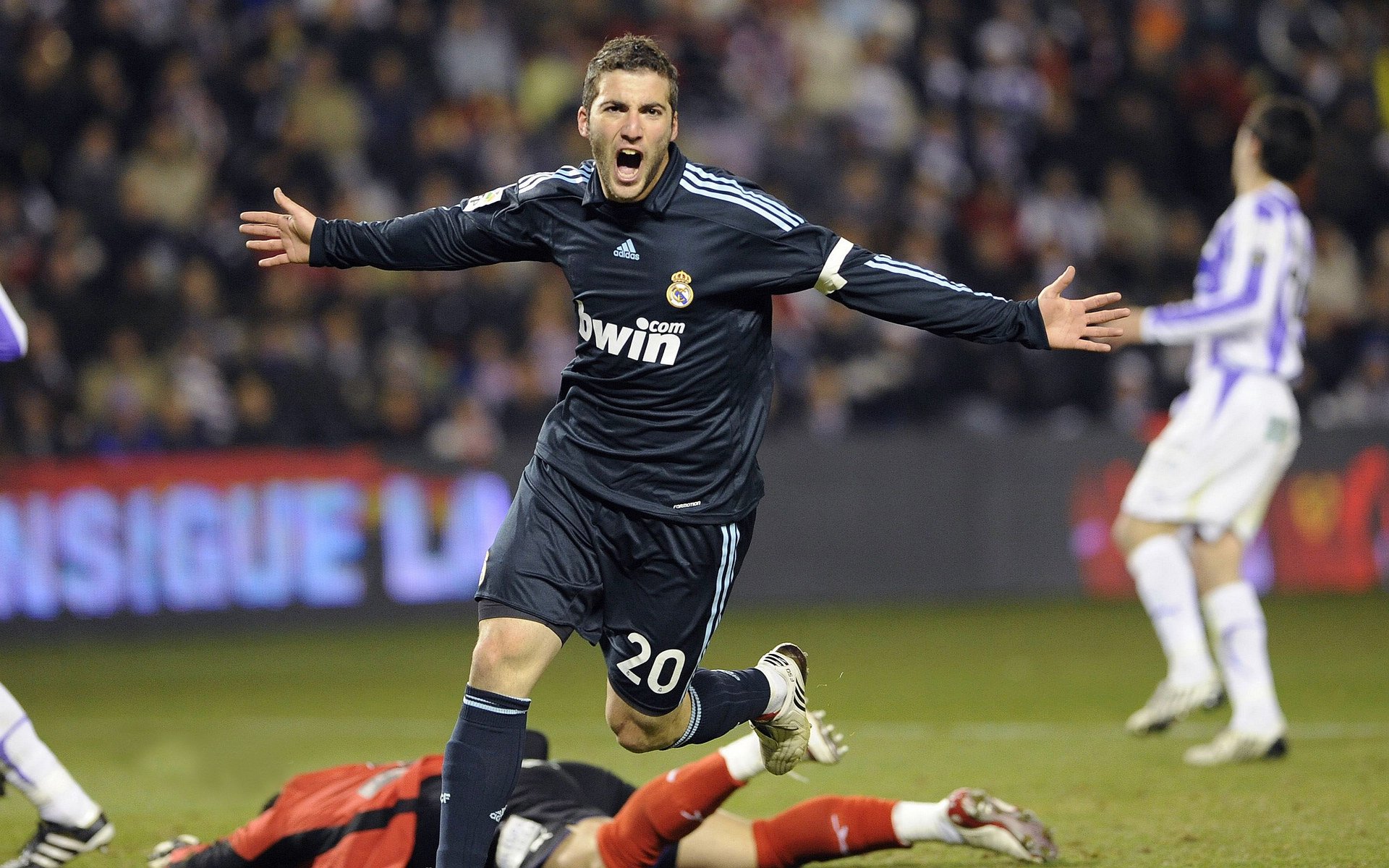 当阿尔卑斯山挡住药厂，瑞士铁血与贝林厄姆的欧冠交响曲